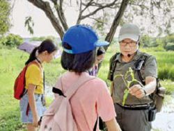 「陪讀溼地走訪」活動讓科學落實在生活中。（新北市立圖書館總館提供）