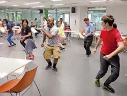 國立公共資訊圖書館「美國資料中心」透過舞蹈文化講座，讓每位參與者融入跳舞的氛圍中。