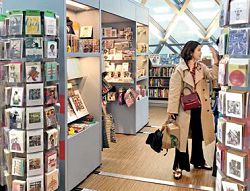 「西雅圖圖書館之友」研發出許多與圖書相關的周邊商品，販賣所得全數回到公共圖書館的營運預算中。