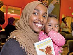 西雅圖公共圖書館出版索馬利亞母語教材，吸引親子參與推廣活動。