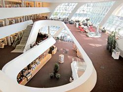 加拿大素里公共圖書館採用流線型設計，採光透明，內部空曠；樓梯走道特別加寬，置有階梯式長排坐位可供人往外遠眺。（臺東縣政府文化處圖書管理科提供）