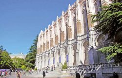 美國華盛頓大學總圖書館哥德式的建築風格華麗宏偉，外牆有雕塑家Allan Clark 創作的名人雕像，令人驚歎。（臺東縣政府文化處圖書管理科提供）