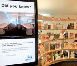 加拿大素里公共圖書館裡設有向讀者介紹圖書館導入綠建築理念的教育看版。（臺東縣政府文化處圖書管理科提供）
