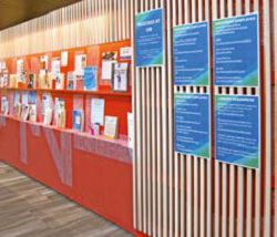 美國華盛頓大學部圖書館把空間改造成研究共享空間概念，紅、白、綠3 個色系區塊各有不同的設備和功用。（臺東縣政府文化處圖書管理科提供）