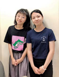 來自香港大學資訊管理系的實習生譚婉琪（右）和梁煥桐。（梁煥桐提供）