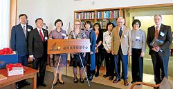 2014 年於美國西雅圖華盛頓大學設立「臺灣漢學資源中心」。（國家圖書館提供）