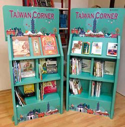 「Taiwan Corner」書架，呈現出豐富的臺灣元素。（國家圖書館提供）