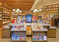 店內以原木系設計空間,展現簡樸淡雅風格。