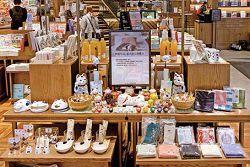TSUTAYA BOOKSTORE 讓消費者有更多機會接觸日本文化跟商品。