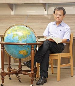 國家圖書館國際合作組編輯鄭基田負責在各國設立「臺灣漢學資源中心」的業務，開拓臺灣在國際舞臺的能見度。（潘云薇攝）