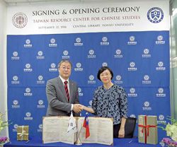 2016 年國家圖書館館長曾淑賢（右）與韓國延世大學圖書館館長Professor Jungwoo Lee 共同簽署「臺灣漢學資源中心」合作備忘錄。
