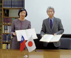 2016 年國家圖書館館長曾淑賢（左）與日本京都大學圖書館館長Professor Takashi Hikihara 共同簽署「臺灣漢學資源中心」合作備忘錄。