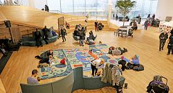 芬蘭赫爾辛基頌歌中央圖書館讓造訪的人們，就像踏入自家客廳般安心、放鬆。（赫爾辛基頌歌中央圖書館提供、Risto Rimppi 攝）