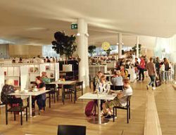 三樓設有咖啡輕食區，可以直接在閱覽區飲食。