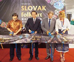 「斯洛伐克民俗藝術：百年滄桑的中歐傳統服飾」特展開幕剪綵活動。