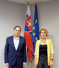 斯洛伐克經濟文化辦事處代表博塔文（左）與副代表蘇可娜合影。（梁鴻栩攝）