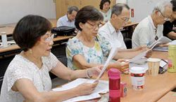 臺北市立圖書館天母分館「英文讀書會」，參與者共讀英文文章。