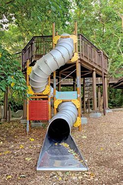 東和公園內設有歐美風格，以天然木屑鋪面的遊戲場。