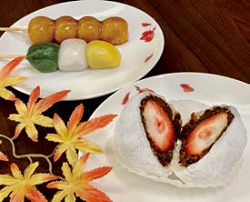 三明堂的日式手工丸子和現點現做的草莓大福。