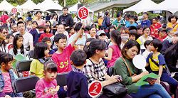 以「閱讀拍賣．競標你的讀特」為主題，讓民眾透過活動的參與建立閱讀履歷，在拍賣會當天檢視自己的成績。（國立公共資訊圖書館提供）