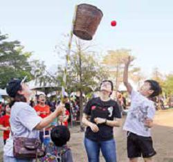 國立公共資訊圖書館舉辦的「為你選詩」擂臺賽，必須找出正確的20 個字投入竹籃內，最快投完指定詩者奪勝。