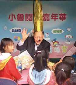 教育部主任秘書朱楠賢在「森林故事村」化身神秘嘉賓，為小朋友說演故事。（教育部提供）