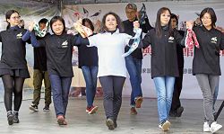 國家圖書館館員參與中華民國圖書館學會推出的「與圖書館的近身接觸」活動，在小舞臺載歌載舞。（陳信翰攝）