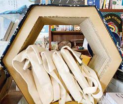 舉辦「閱讀BOOK 思議」活動時，所製作的六角形紙箱。