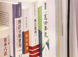 林義傑的閱讀範圍廣泛，其中法律相關書籍占了他相當多的閱讀時間。