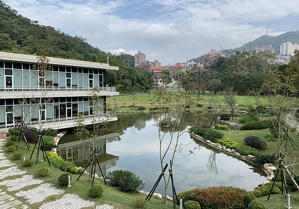 湖濱悅讀小屋一隅和湖景：「湖濱悅讀小屋」旁的滯洪池，天氣好的時候，池面的反射令人醉心。