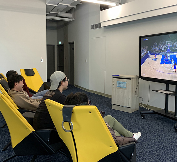 PS4與VR遊戲區：在「PS4與VR遊戲區」，只要記下遊戲號碼、向櫃檯借用遊戲搖桿，就可與好友體驗遊戲的刺激。