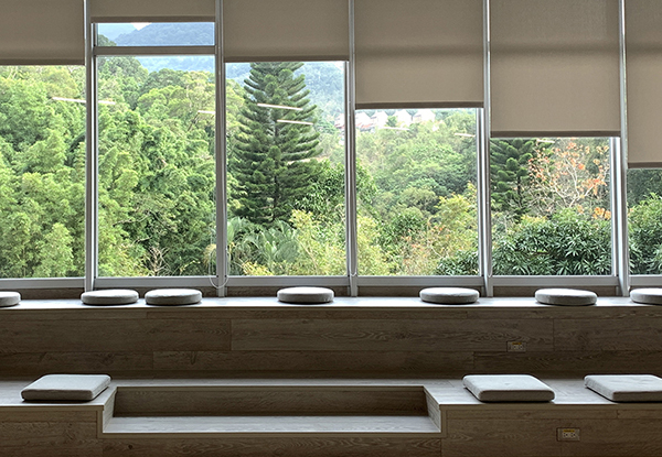 坐墊休憩區：三樓學習共享區旁靠窗處的坐墊休憩區，適合獨自閱讀與思考。