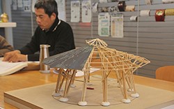 桌面可見竹製綠建築模型