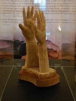 莊太吉先生創作「權利、尊貴、榮耀」手紋主題木雕作品