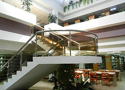 館內迴型階梯與圖書區相連