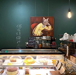 書房一隅的甜點櫃,打破大眾對書店的刻板印象