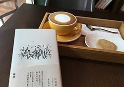 閱讀與飲食相伴：欒樹下的選書極為用心，傳遞哲學價值與本土史地觀