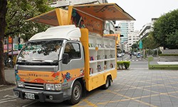 高雄市立圖書館東南亞行動書車