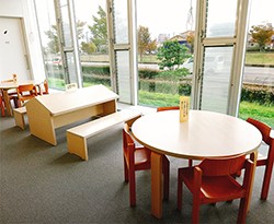配合兒童使用設置的閱覽桌椅
