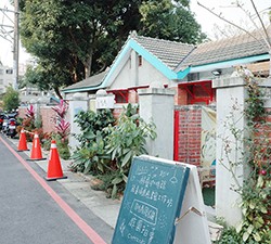 招募品牌或小店駐點，將老眷村房舍以書店、咖啡店或選品店等方式經營，吸引了許多人潮