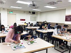 五樓多功能研習室敲拓染活動