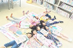 「小小館員體驗趣活動」,讓小朋友們體驗館員阿姨的工作,及挑戰大富翁闖關遊戲