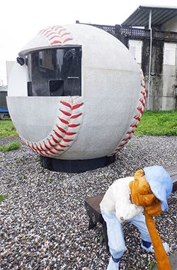 食堂前的「棒球少年」塑像