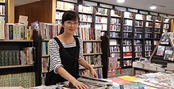 茉莉二手書店資深店長謝之馨，多年專業經驗，能快速判定書籍價值