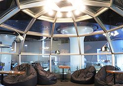 來到閱覽室的透明玻璃球內宛如置身太空艙中，可以舒服地坐臥閱讀，享受寧靜慢讀時光
