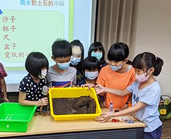 小朋友參加「科學不思議!兒童科學營」活動(照片提供:高雄市立圖書館李科永紀念分館)