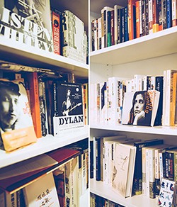 書架上最醒目位置的巴布．狄倫和蘇珊．桑塔格，暗示了張鐵志閱讀之旅的啟蒙點