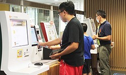 民眾使用自助借書機，不用經手館員