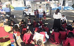 書車前往社區，陪伴原住民孩童閱讀繪本