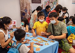 桌遊學院中的親子共遊